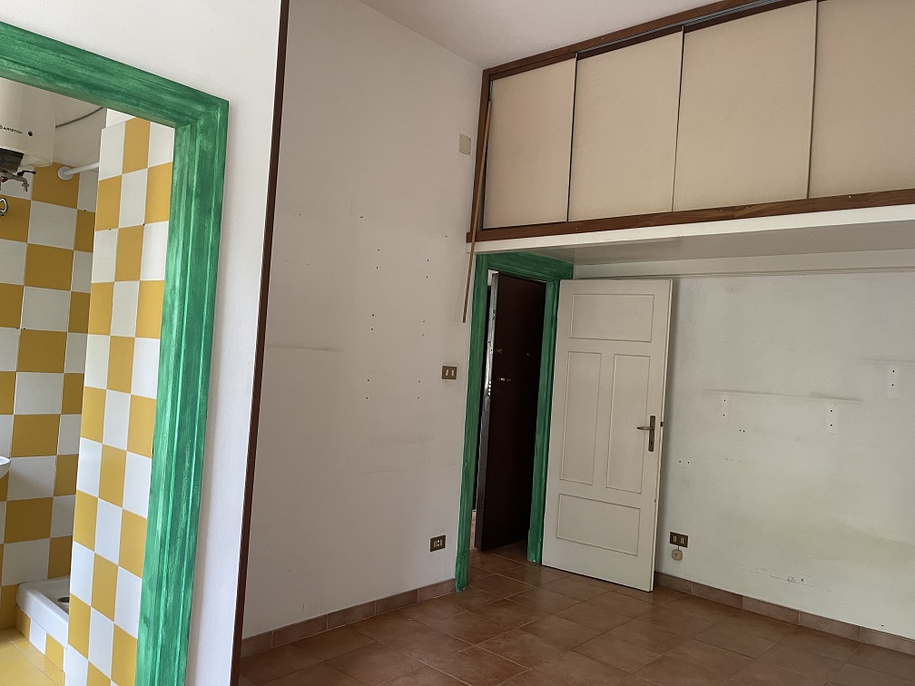Appartamento Int.13 Di 3 Vani Senza Ascensore + Balcone. Dati catastali [N.C.E.U.]: cat.A/4, fg. 267, part. 47, sub. 58. Sup cat. 51. Piena proprietà lotto libero.