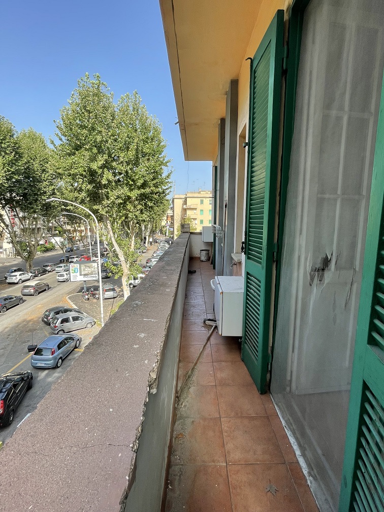 Appartamento Int.13 Di 3 Vani Senza Ascensore + Balcone. Dati catastali [N.C.E.U.]: cat.A/4, fg. 267, part. 47, sub. 58. Sup cat. 51. Piena proprietà lotto libero.