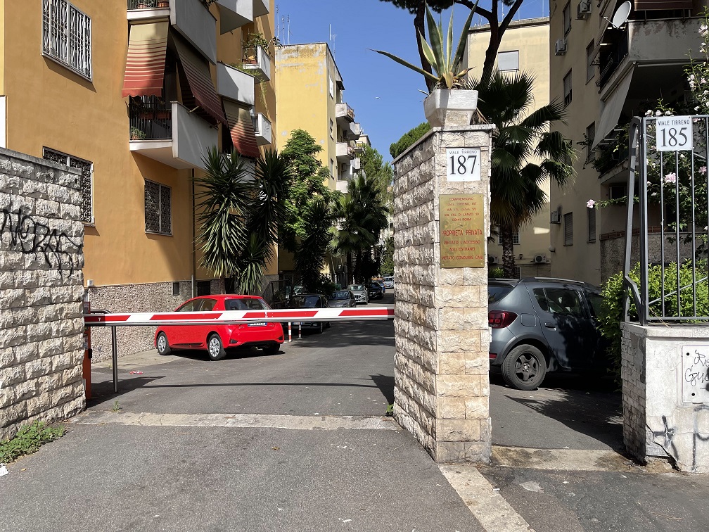 Appartamento Int.2 Di 5 Vani Con Ascensore + Cantina N.2 Di 7 Mq Catastali. Dati catastali [N.C.E.U.]: cat.A/3, fg. 269, part. 315, sub. 602 e cat.C/2, fg. 269, part. 315, sub. 603. Sup cat. 68+7. Piena proprietà lotto libero.