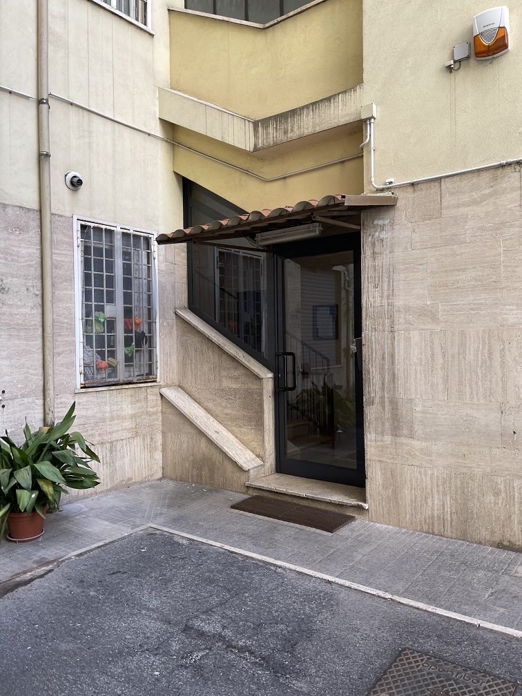 Appartamento Int.2 Di 5 Vani Con Ascensore + Cantina N.2 Di 7 Mq Catastali. Dati catastali [N.C.E.U.]: cat.A/3, fg. 269, part. 315, sub. 602 e cat.C/2, fg. 269, part. 315, sub. 603. Sup cat. 68+7. Piena proprietà lotto libero.