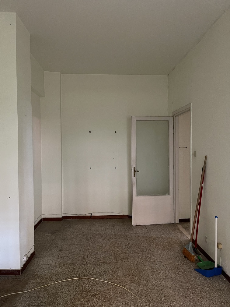 Appartamento Int.2 Di 5 Vani Con Ascensore + Cantina N.2 Di 7 Mq Catastali. Dati catastali [N.C.E.U.]: cat.A/3, fg. 269, part. 315, sub. 602 e cat.C/2, fg. 269, part. 315, sub. 603. Sup cat. 68+7. Piena proprietà lotto libero.