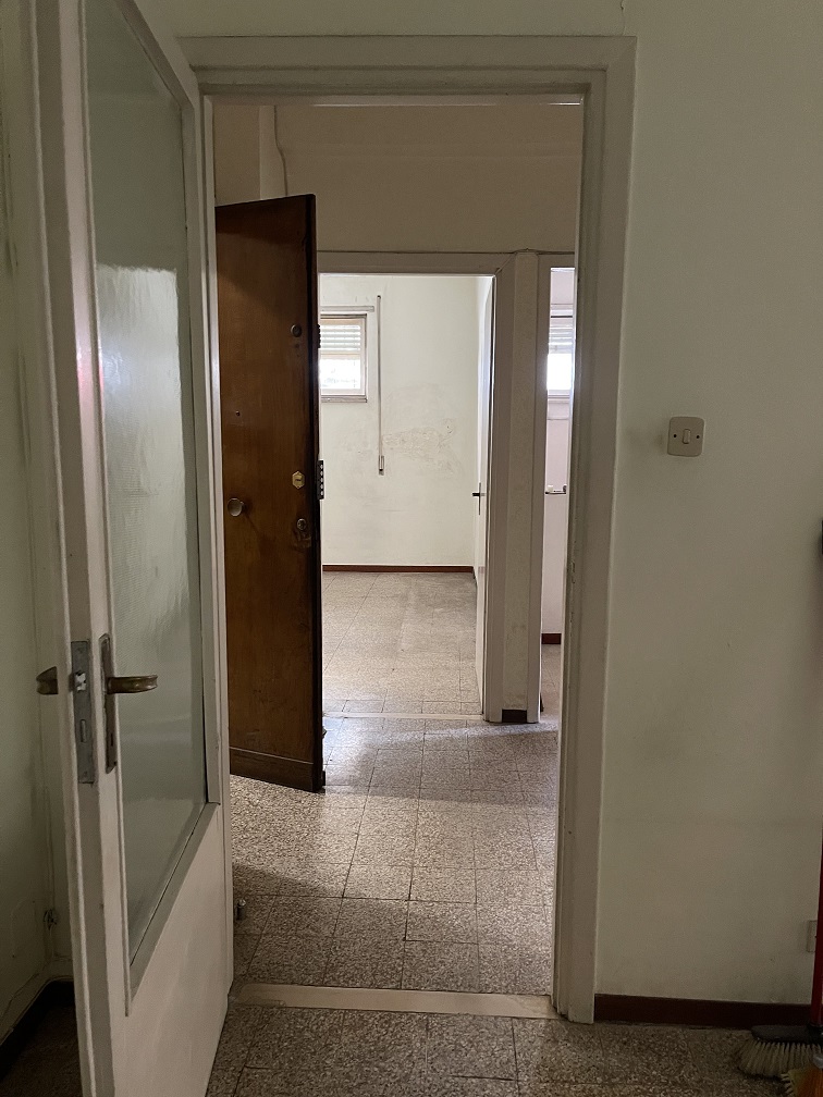 Appartamento Int.2 Di 5 Vani Con Ascensore + Cantina N.2 Di 7 Mq Catastali. Dati catastali [N.C.E.U.]: cat.A/3, fg. 269, part. 315, sub. 602 e cat.C/2, fg. 269, part. 315, sub. 603. Sup cat. 68+7. Piena proprietà lotto libero.