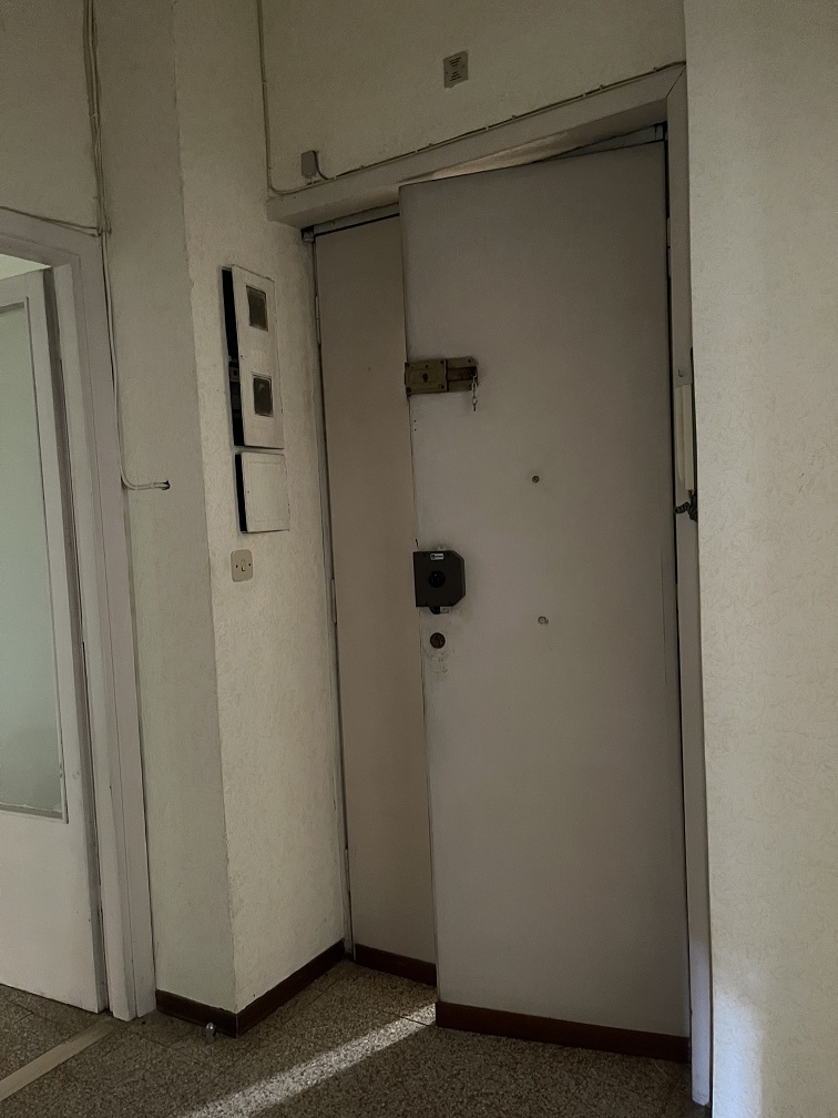 Appartamento Int.2 Di 5 Vani Con Ascensore + Cantina N.2 Di 7 Mq Catastali. Dati catastali [N.C.E.U.]: cat.A/3, fg. 269, part. 315, sub. 602 e cat.C/2, fg. 269, part. 315, sub. 603. Sup cat. 68+7. Piena proprietà lotto libero.