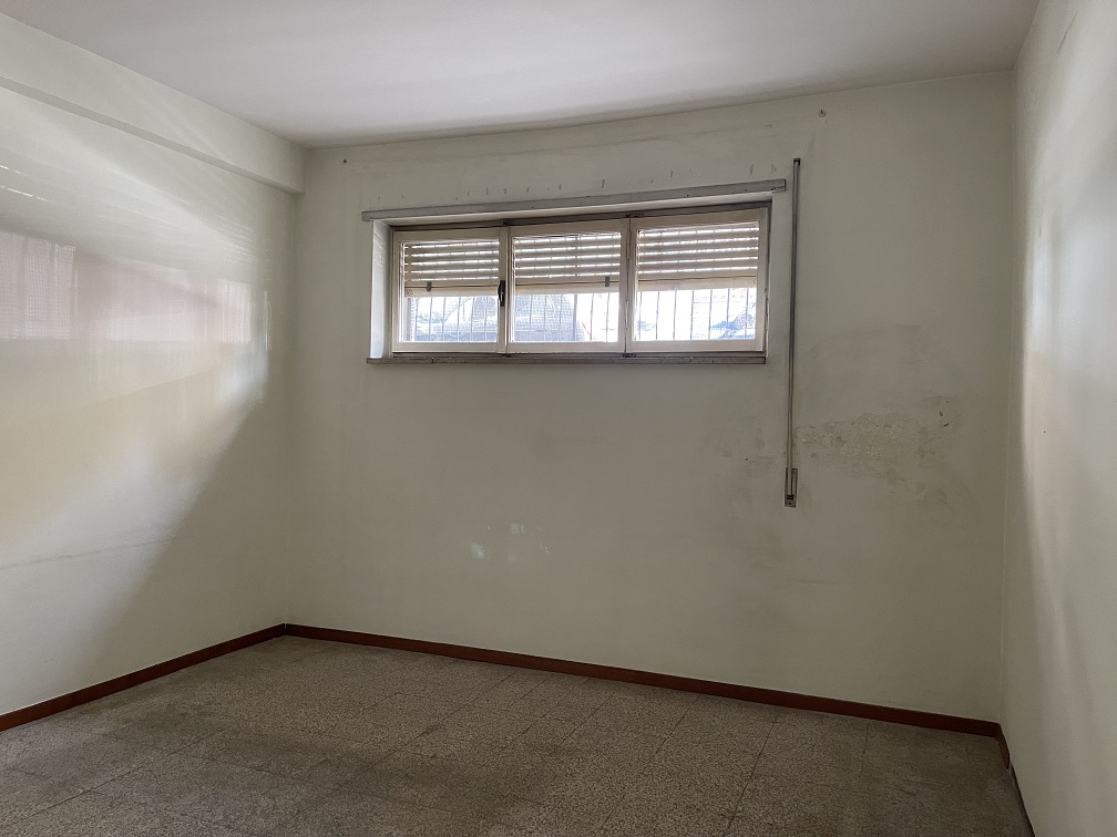 Appartamento Int.2 Di 5 Vani Con Ascensore + Cantina N.2 Di 7 Mq Catastali. Dati catastali [N.C.E.U.]: cat.A/3, fg. 269, part. 315, sub. 602 e cat.C/2, fg. 269, part. 315, sub. 603. Sup cat. 68+7. Piena proprietà lotto libero.