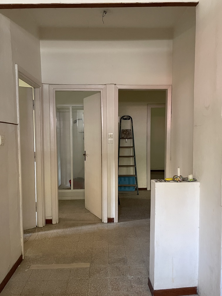 Appartamento Int.2 Di 5 Vani Con Ascensore + Cantina N.2 Di 7 Mq Catastali. Dati catastali [N.C.E.U.]: cat.A/3, fg. 269, part. 315, sub. 602 e cat.C/2, fg. 269, part. 315, sub. 603. Sup cat. 68+7. Piena proprietà lotto libero.