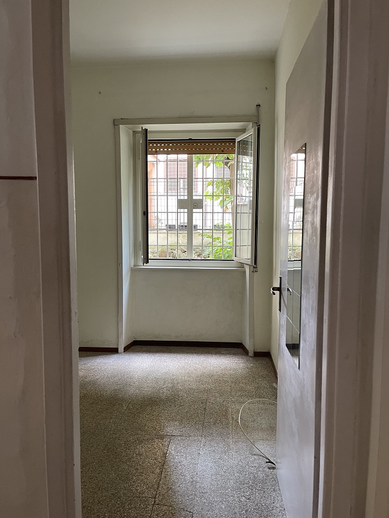Appartamento Int.2 Di 5 Vani Con Ascensore + Cantina N.2 Di 7 Mq Catastali. Dati catastali [N.C.E.U.]: cat.A/3, fg. 269, part. 315, sub. 602 e cat.C/2, fg. 269, part. 315, sub. 603. Sup cat. 68+7. Piena proprietà lotto libero.