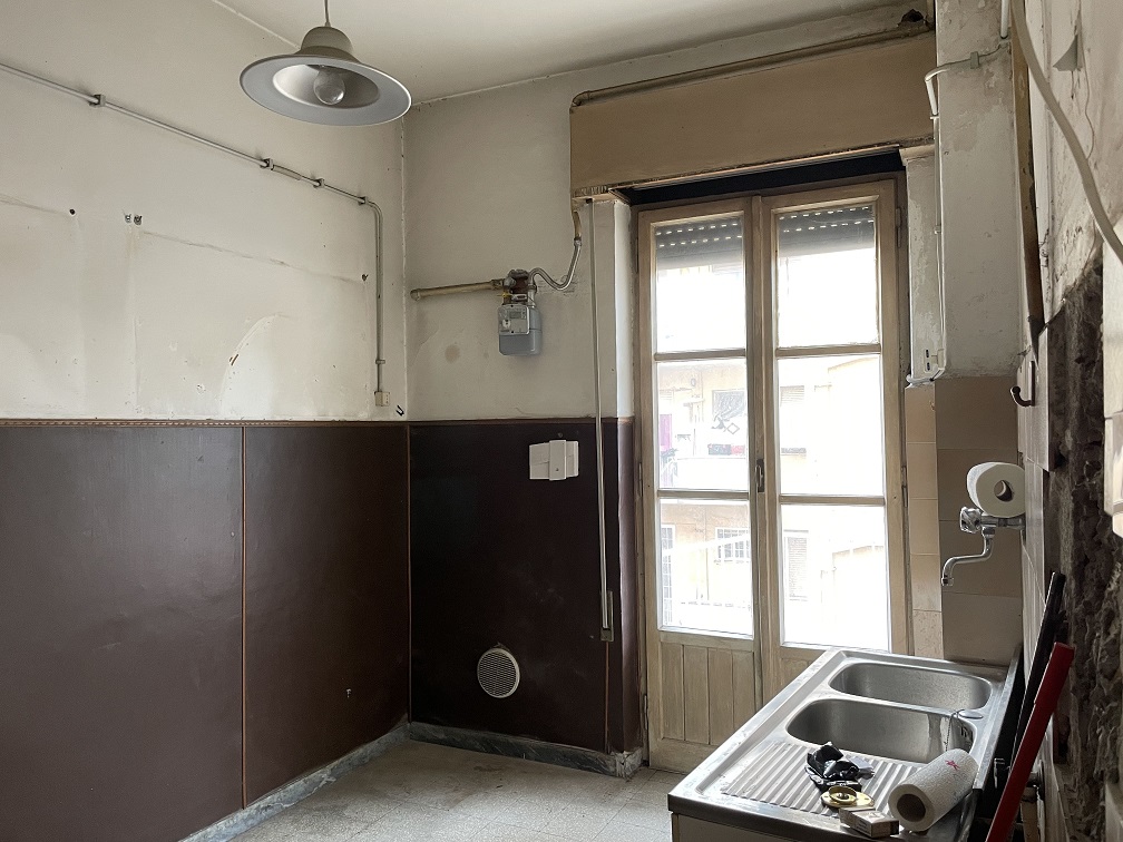 Appartamento Int.9 Di 4,5 Vani Senza Ascensore + Balconi. Dati catastali [N.C.E.U.]: cat.A/3, fg. 843, part. 742, sub. 503. Sup cat. 84. Piena proprietà lotto libero.