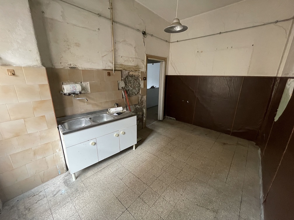 Appartamento Int.9 Di 4,5 Vani Senza Ascensore + Balconi. Dati catastali [N.C.E.U.]: cat.A/3, fg. 843, part. 742, sub. 503. Sup cat. 84. Piena proprietà lotto libero.