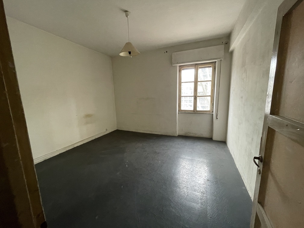 Appartamento Int.9 Di 4,5 Vani Senza Ascensore + Balconi. Dati catastali [N.C.E.U.]: cat.A/3, fg. 843, part. 742, sub. 503. Sup cat. 84. Piena proprietà lotto libero.