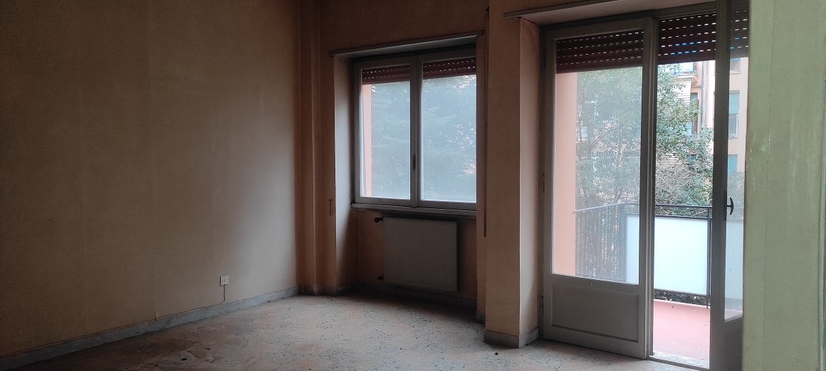 Appartamento Int.12 Di 6,5 Vani Con Ascensore + Balconi. Dati catastali [N.C.E.U.]: cat.A/3, fg. 845, part. 267, sub. 123. Sup cat. 127. Piena proprietà lotto libero.