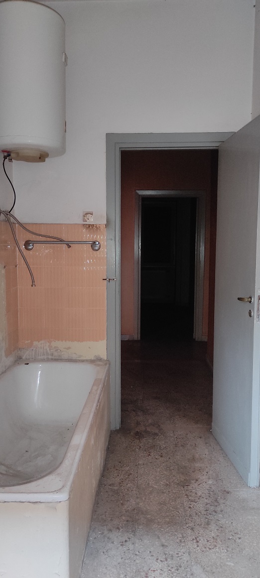 Appartamento Int.12 Di 6,5 Vani Con Ascensore + Balconi. Dati catastali [N.C.E.U.]: cat.A/3, fg. 845, part. 267, sub. 123. Sup cat. 127. Piena proprietà lotto libero.