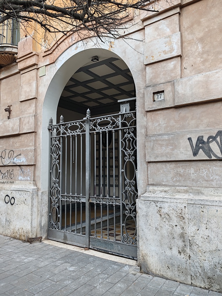 Appartamento Int.1 Di 4,5 Vani Con Ascensore. Dati catastali [N.C.E.U.]: cat.A/3, fg. 400, part. 146, sub. 8. Sup cat. 117. Piena proprietà lotto libero.