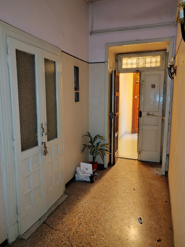 Appartamento Int.1 Di 4,5 Vani Con Ascensore. Dati catastali [N.C.E.U.]: cat.A/3, fg. 400, part. 146, sub. 8. Sup cat. 117. Piena proprietà lotto libero.