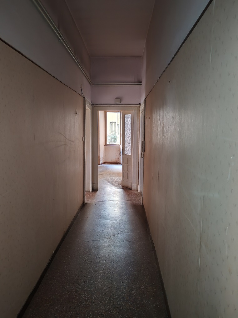 Appartamento Int.1 Di 4,5 Vani Con Ascensore. Dati catastali [N.C.E.U.]: cat.A/3, fg. 400, part. 146, sub. 8. Sup cat. 117. Piena proprietà lotto libero.