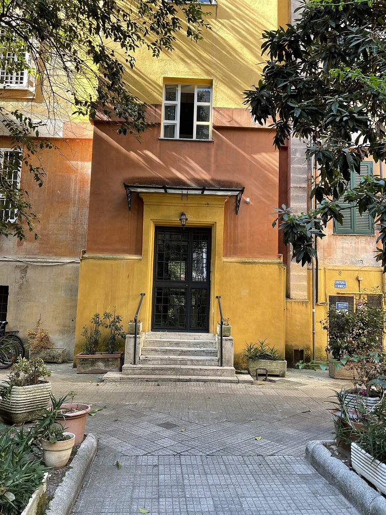 Appartamento Int.4 Di 5 Vani Con Ascensore + Balconi. Dati catastali [N.C.E.U.]: cat.A/2, fg. 536, part. 3, sub. 504. Sup cat. 103. Piena proprietà lotto libero.