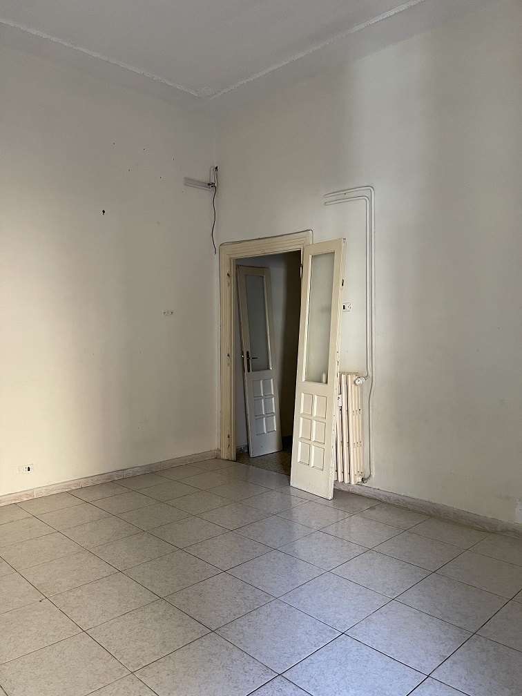 Appartamento Int.4 Di 5 Vani Con Ascensore + Balconi. Dati catastali [N.C.E.U.]: cat.A/2, fg. 536, part. 3, sub. 504. Sup cat. 103. Piena proprietà lotto libero.