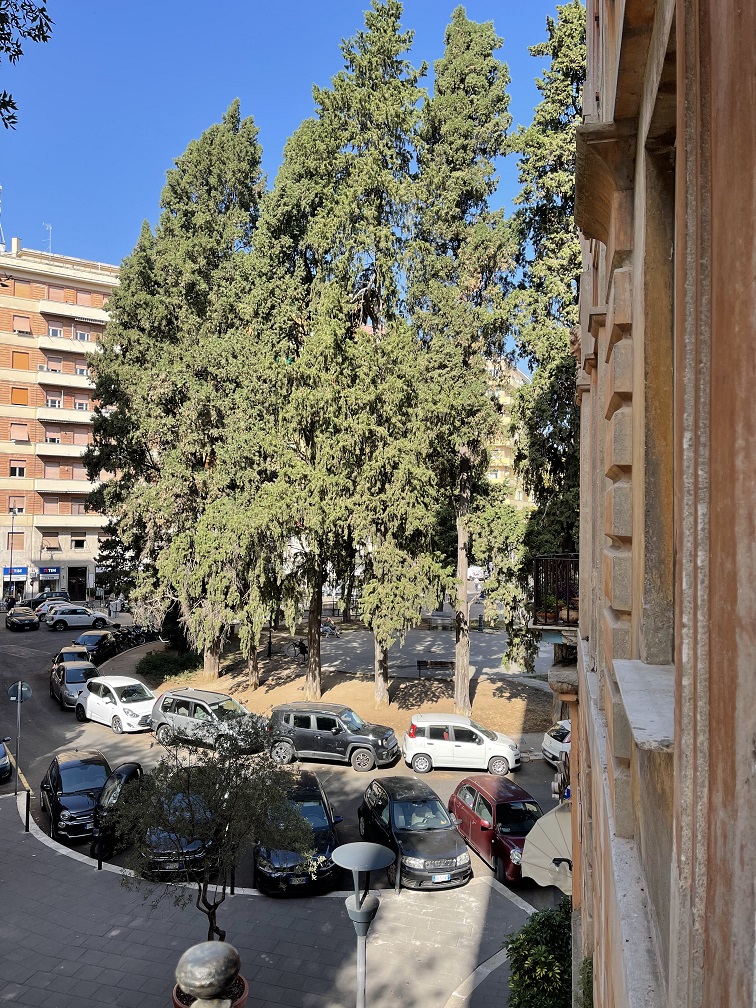 Appartamento Int.4 Di 5 Vani Con Ascensore + Balconi. Dati catastali [N.C.E.U.]: cat.A/2, fg. 536, part. 3, sub. 504. Sup cat. 103. Piena proprietà lotto libero.