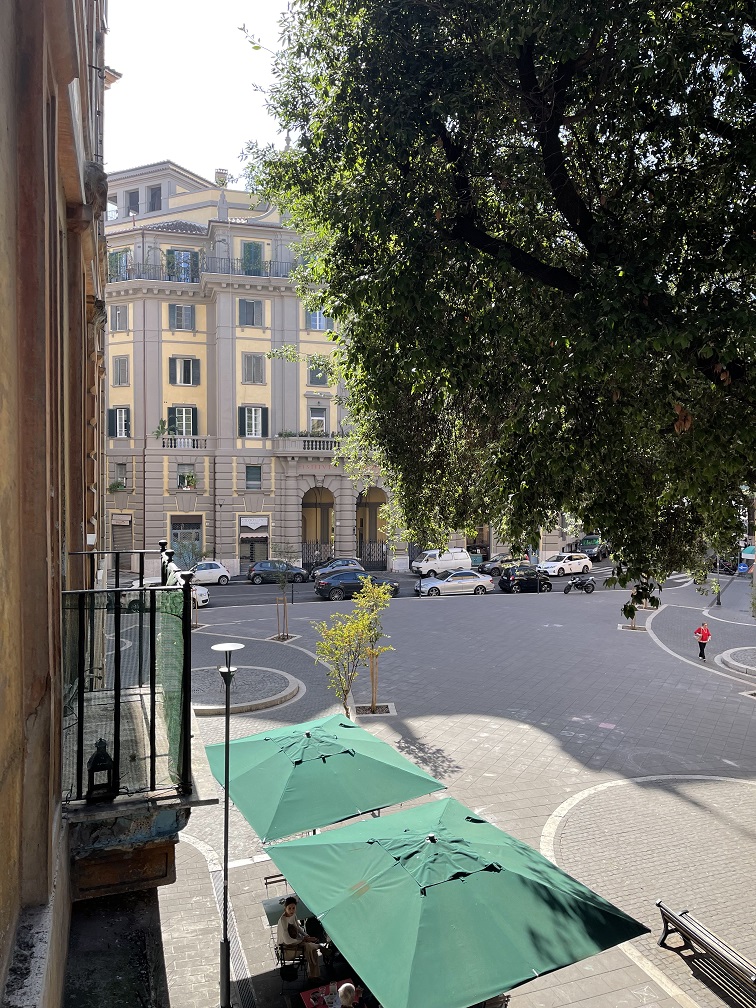 Appartamento Int.4 Di 5 Vani Con Ascensore + Balconi. Dati catastali [N.C.E.U.]: cat.A/2, fg. 536, part. 3, sub. 504. Sup cat. 103. Piena proprietà lotto libero.