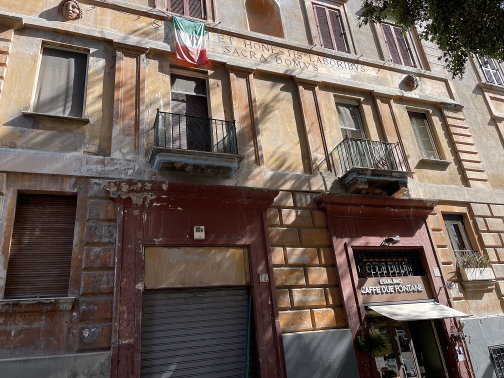 Appartamento Int.4 Di 5 Vani Con Ascensore + Balconi. Dati catastali [N.C.E.U.]: cat.A/2, fg. 536, part. 3, sub. 504. Sup cat. 103. Piena proprietà lotto libero.