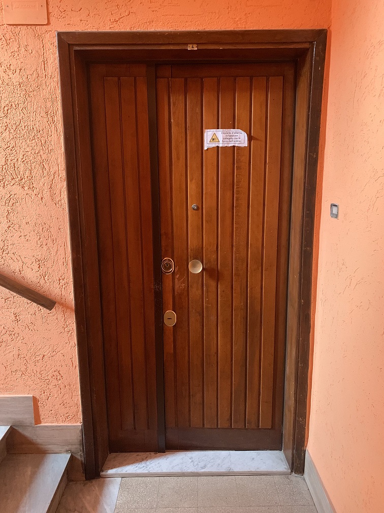 Appartamento Int.4 Di 3,5 Vani Con Ascensore + Balcone. Dati catastali [N.C.E.U.]: cat.A/4, fg. 824, part. 193, sub. 15. Sup cat. 65. Piena proprietà lotto libero.