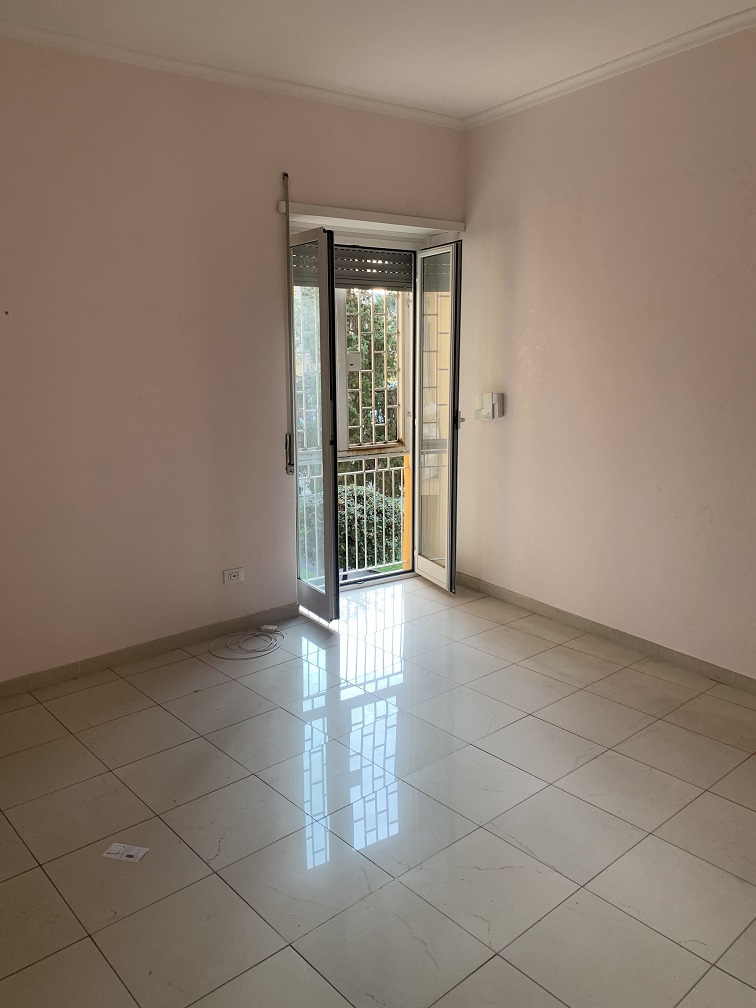 Appartamento Int.4 Di 3,5 Vani Con Ascensore + Balcone. Dati catastali [N.C.E.U.]: cat.A/4, fg. 824, part. 193, sub. 15. Sup cat. 65. Piena proprietà lotto libero.