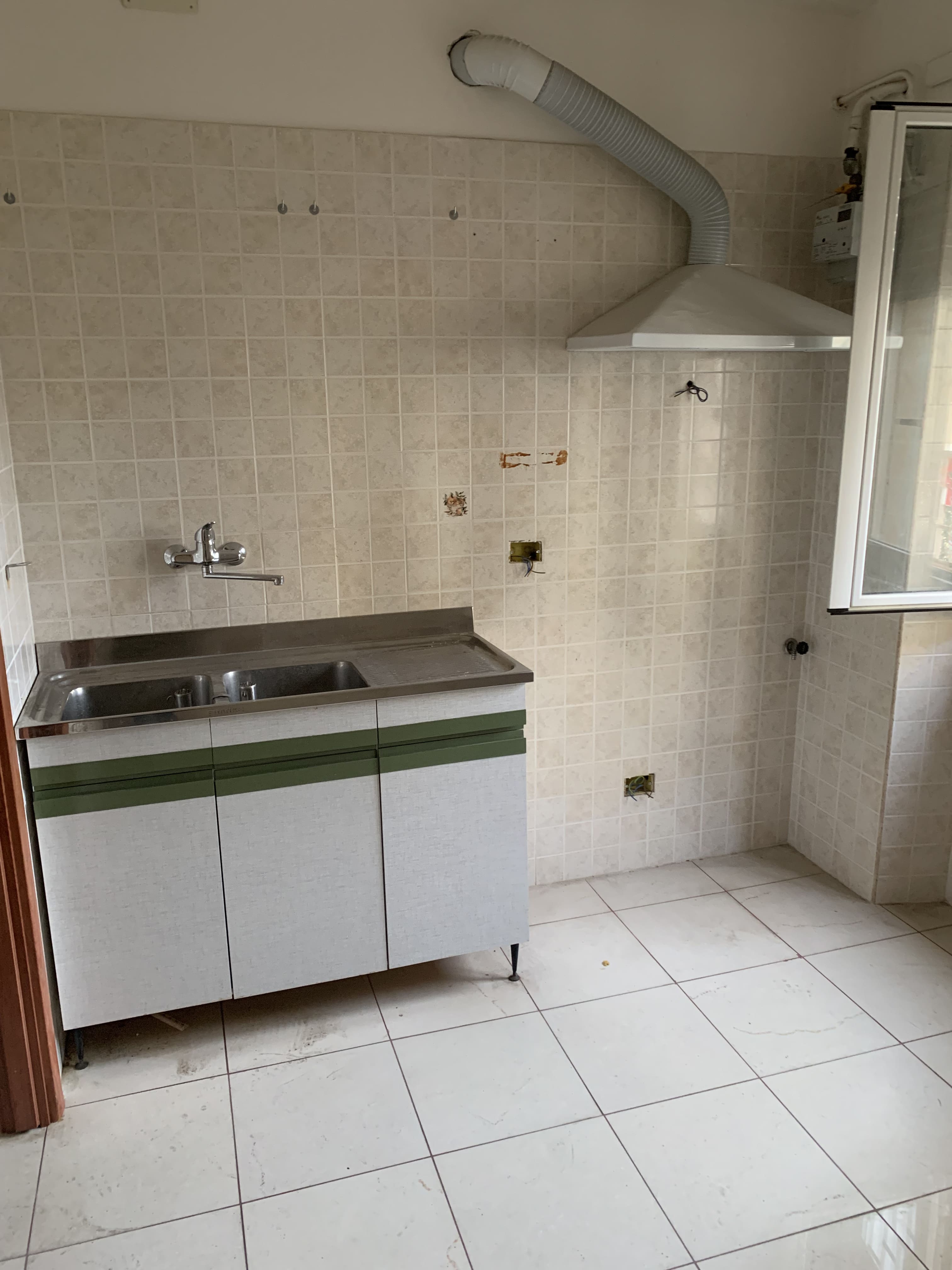 Appartamento Int.4 Di 3,5 Vani Con Ascensore + Balcone. Dati catastali [N.C.E.U.]: cat.A/4, fg. 824, part. 193, sub. 15. Sup cat. 65. Piena proprietà lotto libero.