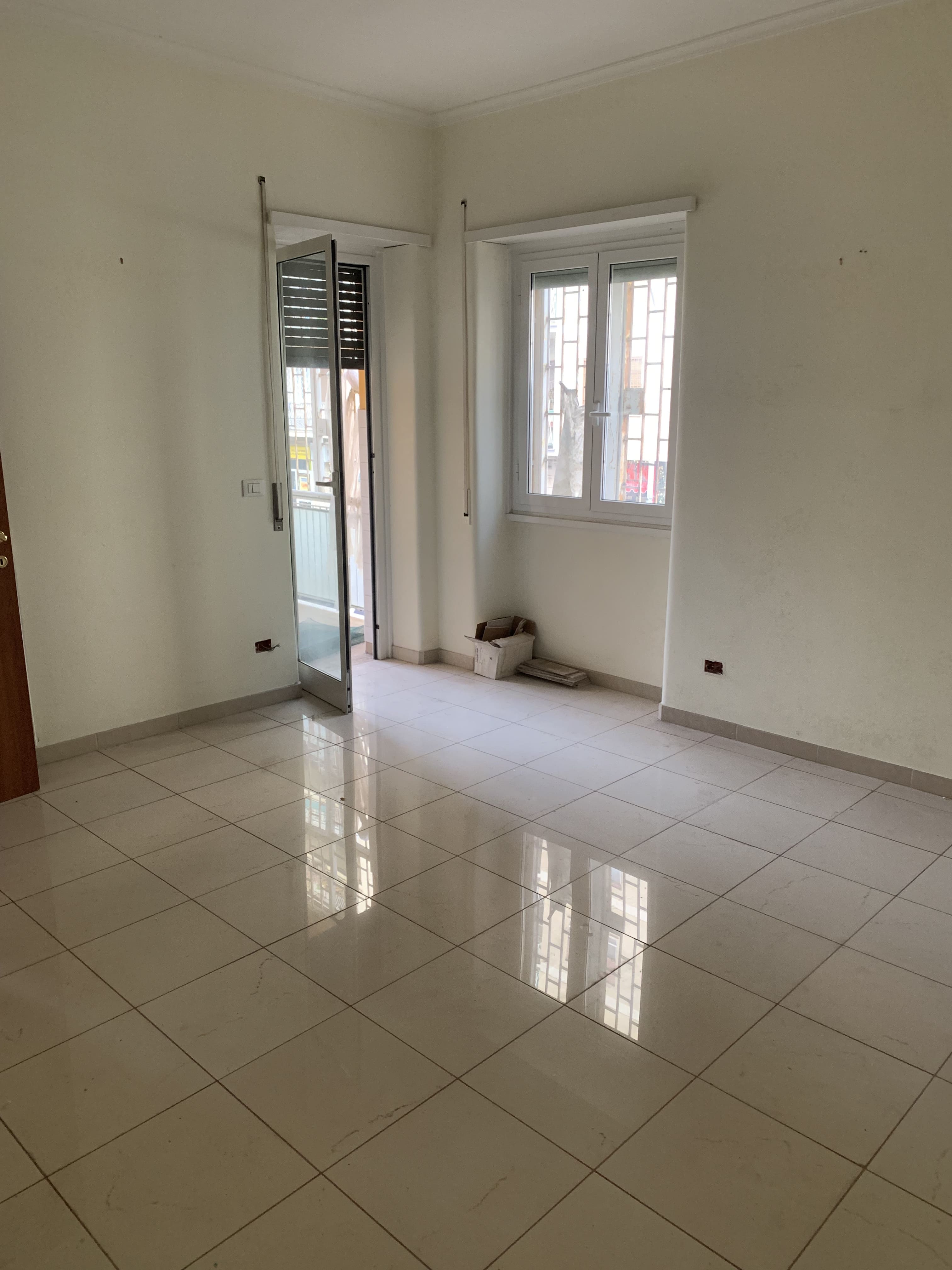 Appartamento Int.4 Di 3,5 Vani Con Ascensore + Balcone. Dati catastali [N.C.E.U.]: cat.A/4, fg. 824, part. 193, sub. 15. Sup cat. 65. Piena proprietà lotto libero.
