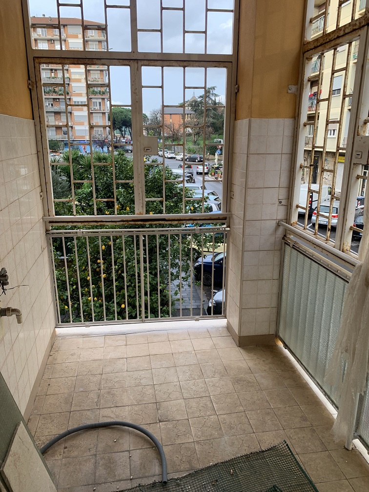 Appartamento Int.4 Di 3,5 Vani Con Ascensore + Balcone. Dati catastali [N.C.E.U.]: cat.A/4, fg. 824, part. 193, sub. 15. Sup cat. 65. Piena proprietà lotto libero.
