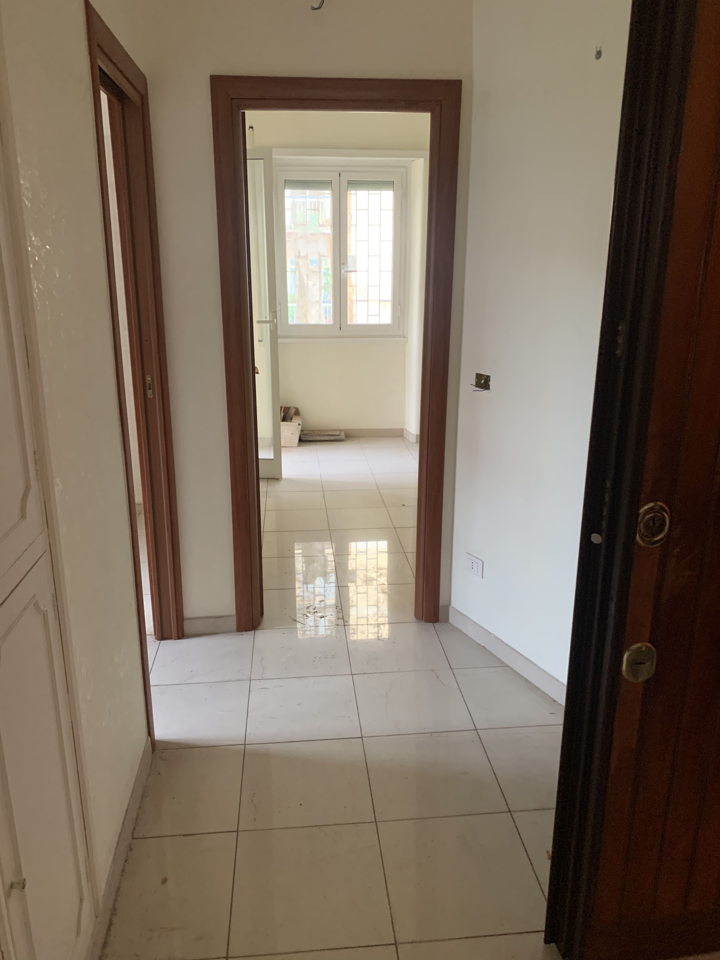 Appartamento Int.4 Di 3,5 Vani Con Ascensore + Balcone. Dati catastali [N.C.E.U.]: cat.A/4, fg. 824, part. 193, sub. 15. Sup cat. 65. Piena proprietà lotto libero.
