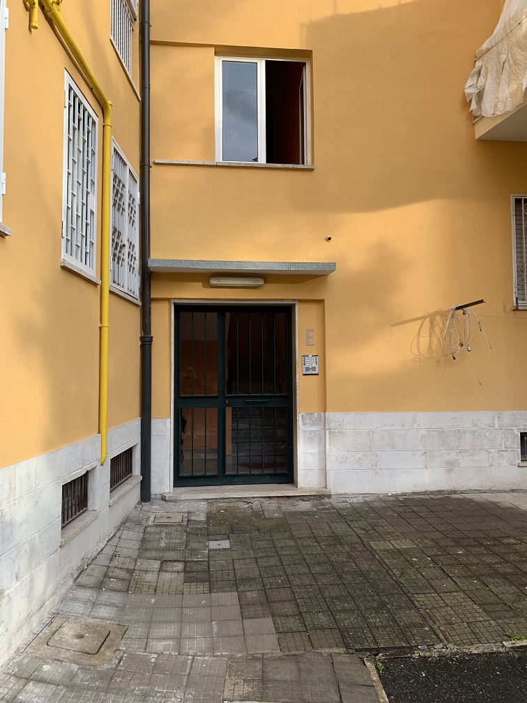 Appartamento Int.4 Di 3,5 Vani Con Ascensore + Balcone. Dati catastali [N.C.E.U.]: cat.A/4, fg. 824, part. 193, sub. 15. Sup cat. 65. Piena proprietà lotto libero.