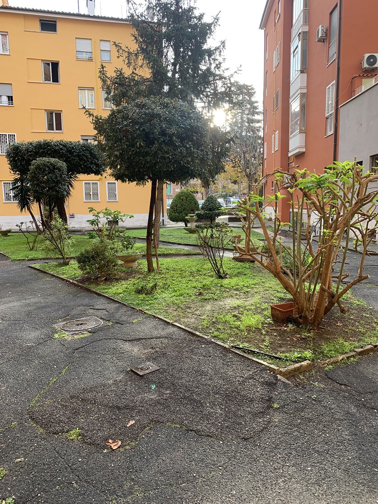 Appartamento Int.4 Di 3,5 Vani Con Ascensore + Balcone. Dati catastali [N.C.E.U.]: cat.A/4, fg. 824, part. 193, sub. 15. Sup cat. 65. Piena proprietà lotto libero.