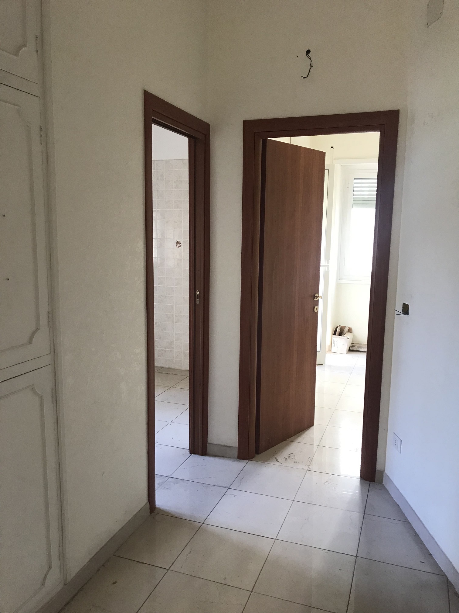 Appartamento Int.4 Di 3,5 Vani Con Ascensore + Balcone. Dati catastali [N.C.E.U.]: cat.A/4, fg. 824, part. 193, sub. 15. Sup cat. 65. Piena proprietà lotto libero.