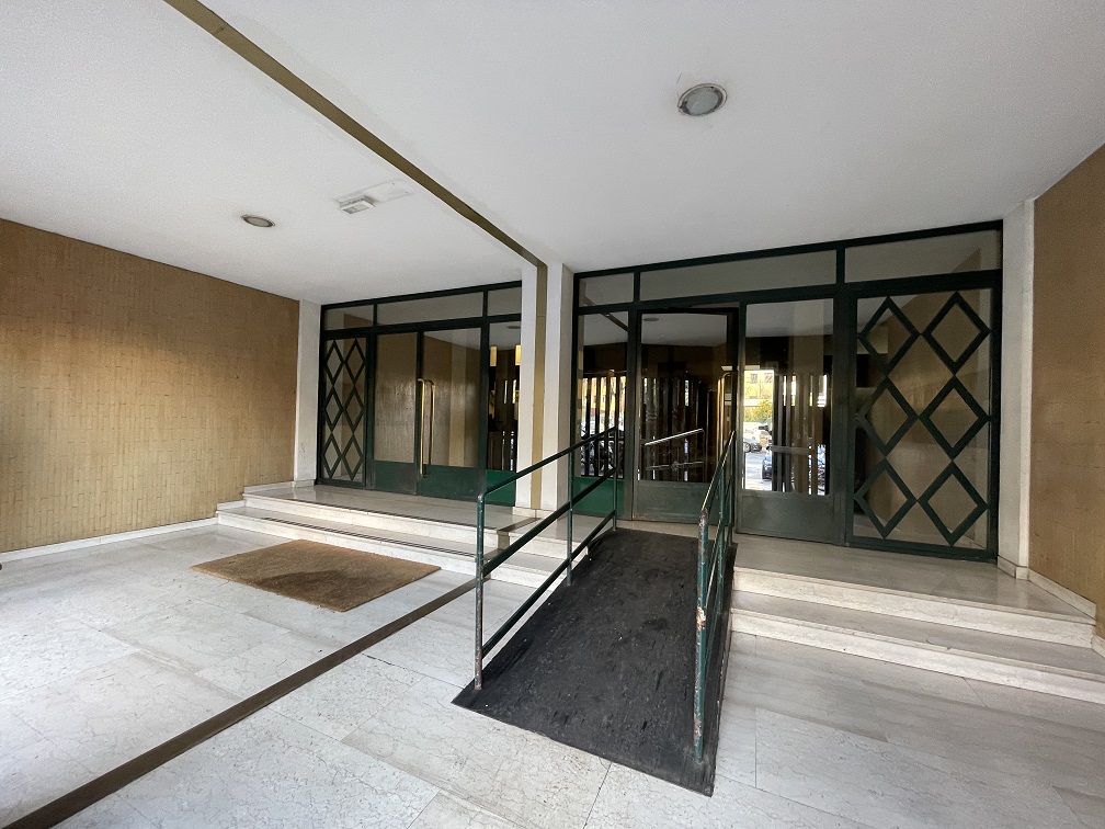 Appartamento Int.1 Di 3,5 Vani Con Ascensore + Balcone. Dati catastali [N.C.E.U.]: cat.A/3, fg. 839, part. 9, sub. 176. Sup cat. 59. Piena proprietà lotto libero.