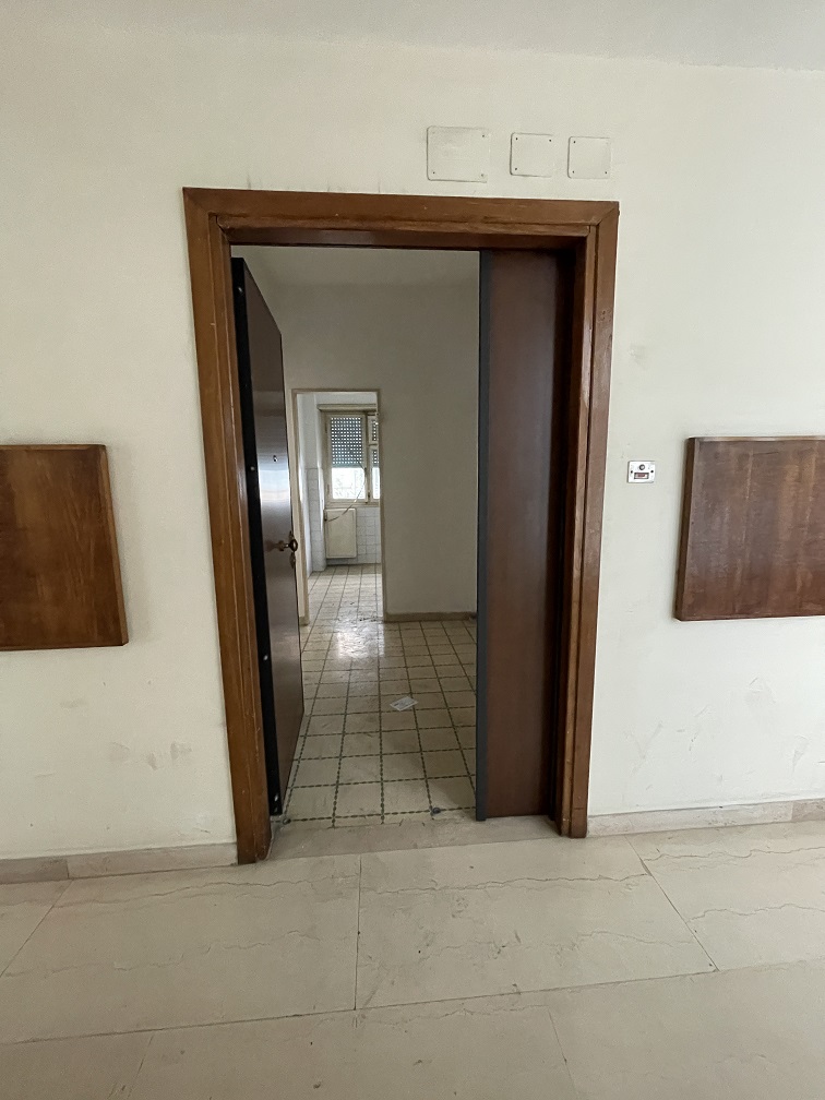 Appartamento Int.1 Di 3,5 Vani Con Ascensore + Balcone. Dati catastali [N.C.E.U.]: cat.A/3, fg. 839, part. 9, sub. 176. Sup cat. 59. Piena proprietà lotto libero.