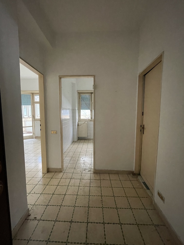 Appartamento Int.1 Di 3,5 Vani Con Ascensore + Balcone. Dati catastali [N.C.E.U.]: cat.A/3, fg. 839, part. 9, sub. 176. Sup cat. 59. Piena proprietà lotto libero.