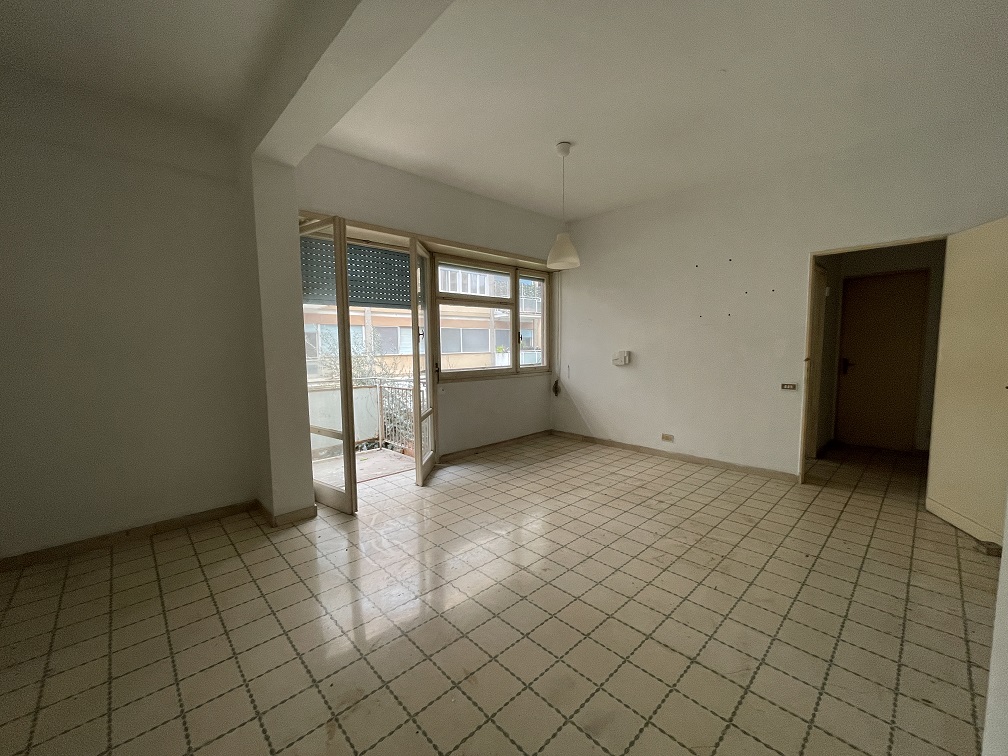 Appartamento Int.1 Di 3,5 Vani Con Ascensore + Balcone. Dati catastali [N.C.E.U.]: cat.A/3, fg. 839, part. 9, sub. 176. Sup cat. 59. Piena proprietà lotto libero.