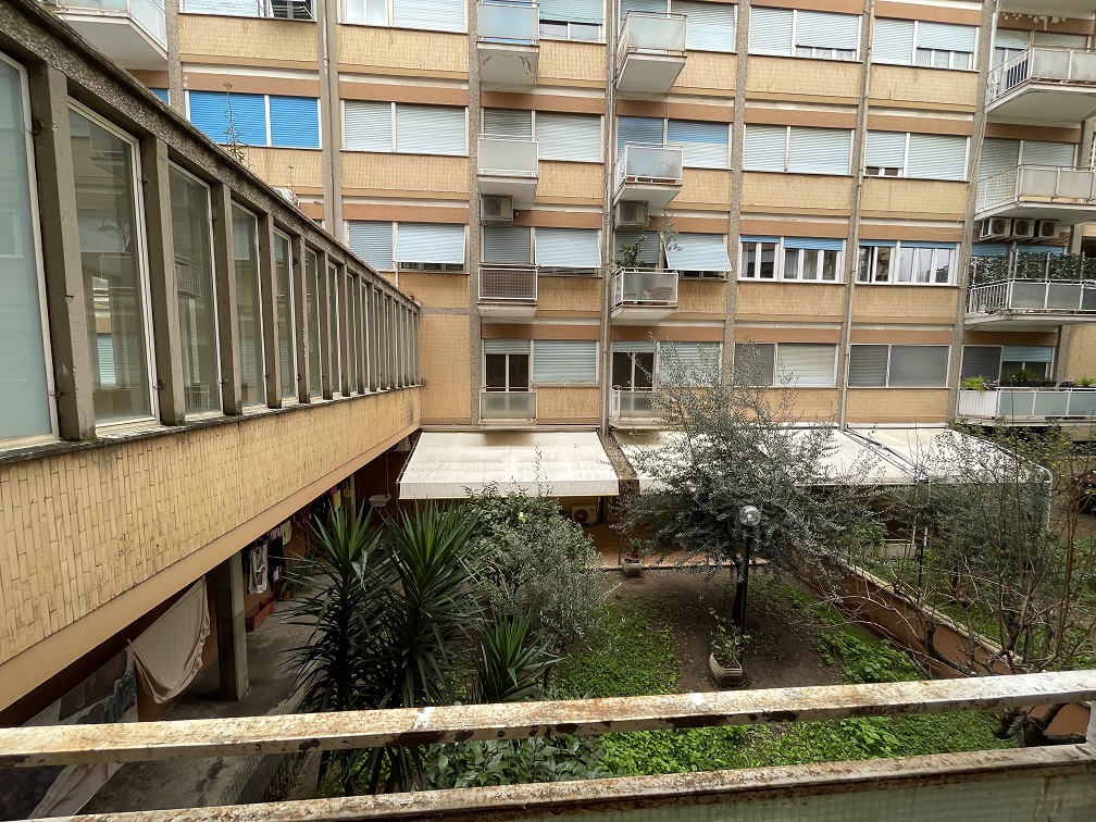 Appartamento Int.1 Di 3,5 Vani Con Ascensore + Balcone. Dati catastali [N.C.E.U.]: cat.A/3, fg. 839, part. 9, sub. 176. Sup cat. 59. Piena proprietà lotto libero.