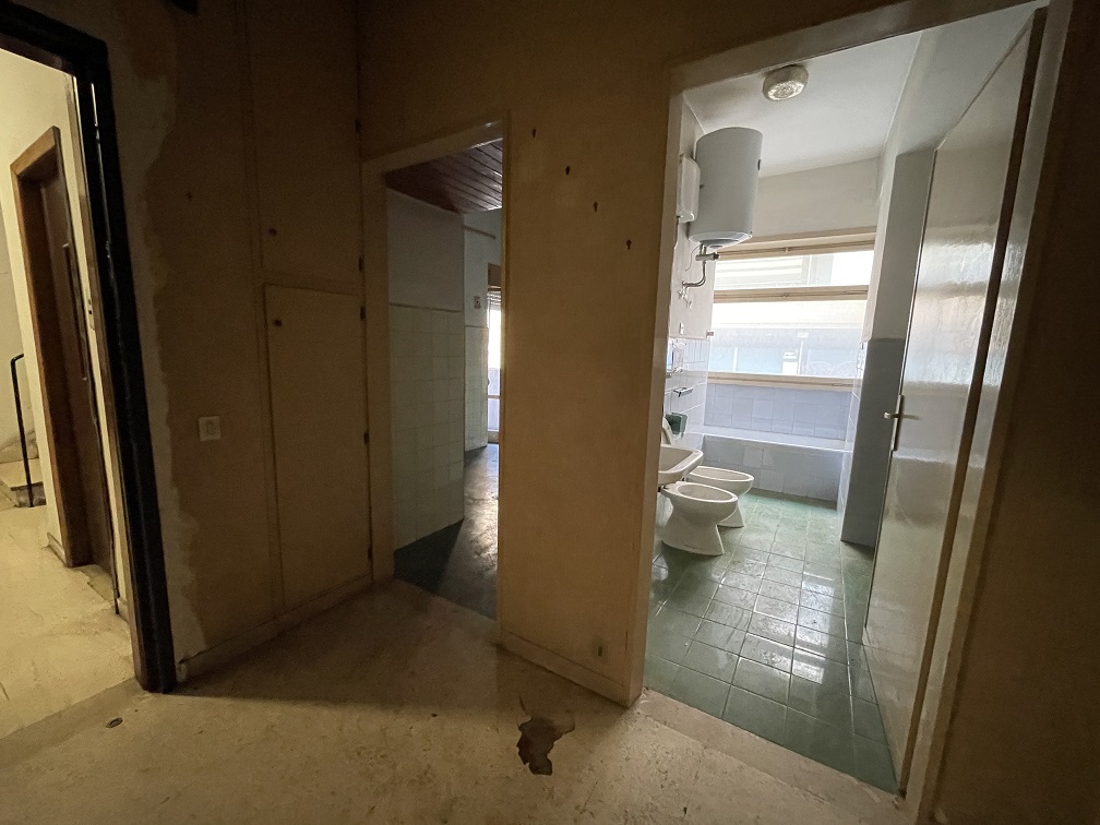 Appartamento Int.4 Di 3 Vani Con Ascensore + Balcone. Dati catastali [N.C.E.U.]: cat.A/3, fg. 839, part. 13, sub. 4. Sup cat. 55. Piena proprietà lotto libero.