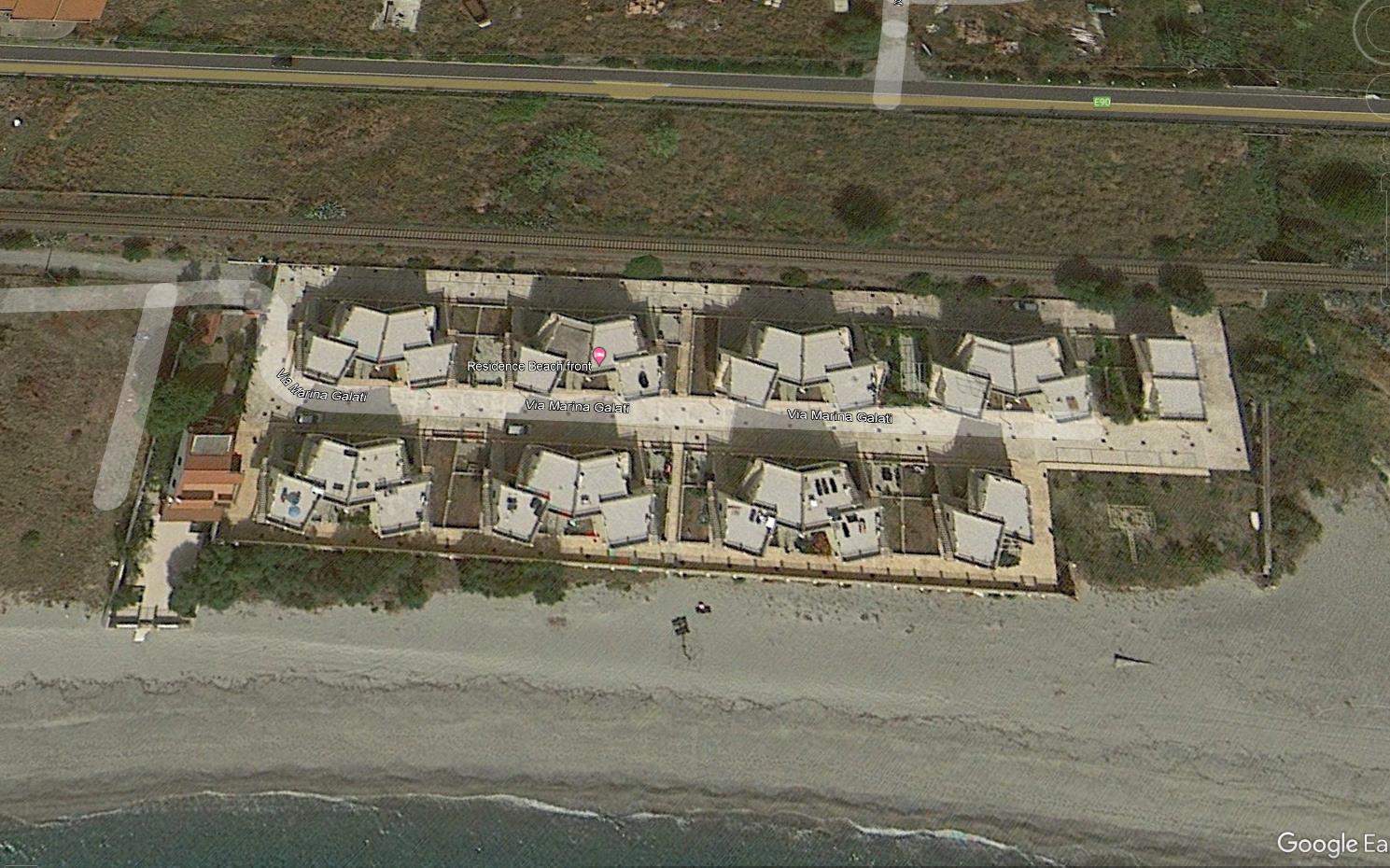 Alloggio con accesso indipendente sito al P1-2 di un maggior fabbricato in c.a a duplice elevazione sito all'interno del complesso residenziale denominato Beach Front, composto da cucina soggiorno, un vano, un bagno e balcone a P1, lastrico solare sclusivo al P2. Il complesso residenziale è dotato di collaudo e regolamento condominiale, non è dotato di cabina elettrica. NON ULTIMATO DA COMPLETARE + corte/giardino MQ 20,85. Id. catastali Fg 45 par. 419 sub 28 cat. F/3. Sup. mq (arr.) 184,1. Immobile libero. 100% PROPRIETA' VECO COSTRUZIONI SRL.