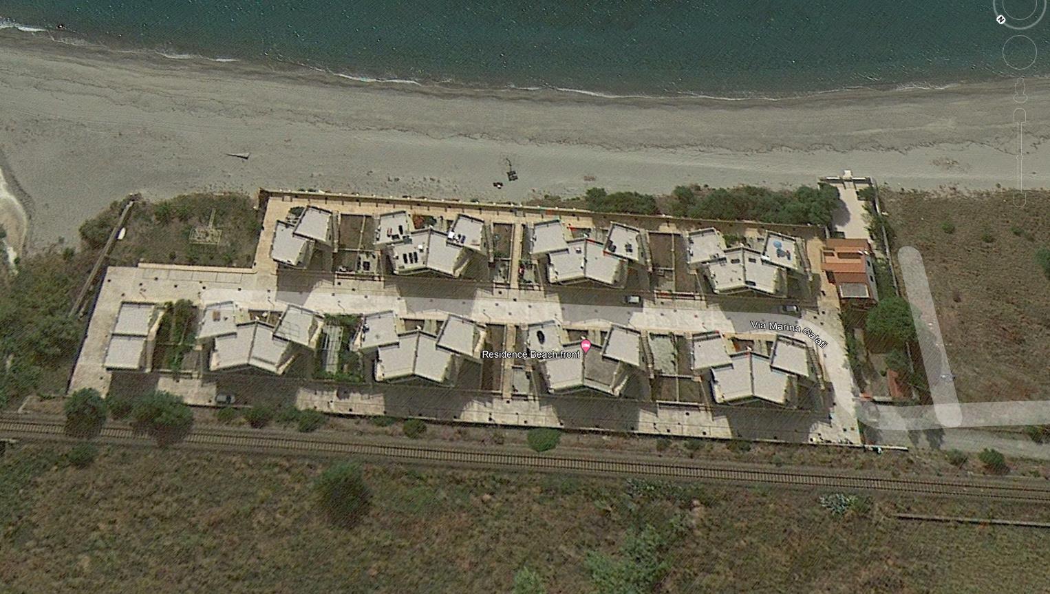 Alloggio con accesso indipendente sito al PT di un maggior fabbricato in c.a a duplice elevazione sito all'interno del complesso residenziale denominato Beach Front, composto da cucina soggiorno, due vani e due bagni PT. Dotato di agibilità. Il complesso reidenziale è dotato di collaudo e regolamento condominiale, non è dotato di cabina elettrica. CATTIVO STATO ABITATIVO - DA RISTRUTTURARE - NO AGIBILITA' + corte/giardino MQ 11,73. Id. catastali Fg 45 par. 419 sub 59 cat. A/2 cl 2 cani 3. Sup. mq (arr.) 110,13. Immobile libero. 100% PROPRIETA' VECO COSTRUZIONI SRL.