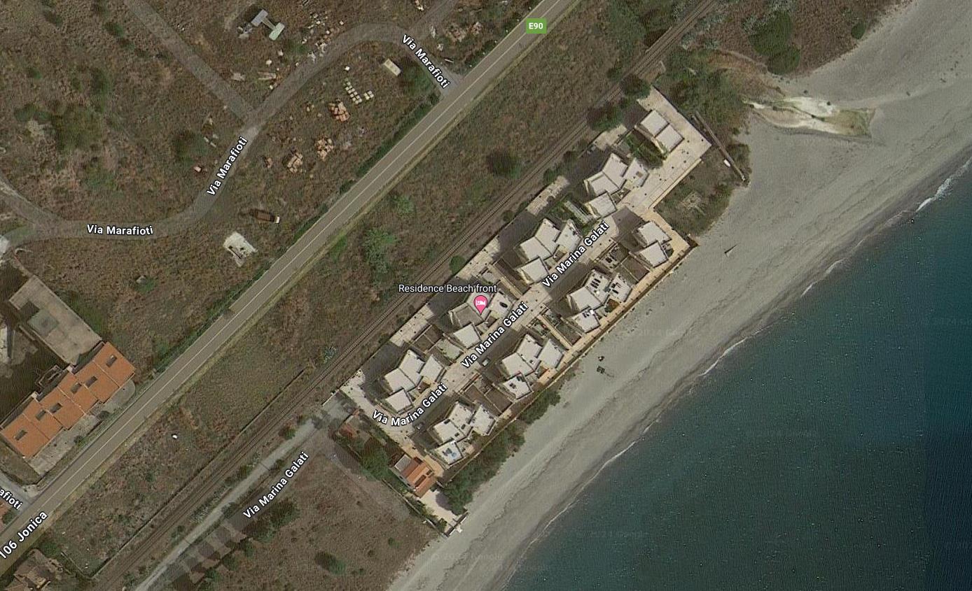 Alloggio con accesso indipendente sito al PT di un maggior fabbricato in c.a a duplice elevazione sito all'interno del complesso residenziale denominato Beach Front, composto da cucina soggiorno, due vani e due bagni PT. Dotato di agibilità. Il complesso reidenziale è dotato di collaudo e regolamento condominiale, non è dotato di cabina elettrica. CATTIVO STATO ABITATIVO - DA RISTRUTTURARE - NO AGIBILITA' + corte/giardino MQ 11,73. Id. catastali Fg 45 par. 419 sub 59 cat. A/2 cl 2 cani 3. Sup. mq (arr.) 110,13. Immobile libero. 100% PROPRIETA' VECO COSTRUZIONI SRL.