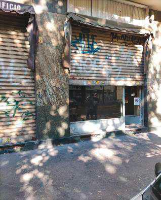 Unità immobiliare ad uso negozio posta al piano T, è composta da 3 ambienti contigui, il negozio, il retro ed il bagno. E' accessibile da Corso Corsica tramite porta in metallo con vetrina, i locali si sviluppano prevalentemente lungo l'asse est - ovest ma sono orientati a est. Identificativi Catastali [N.C.E.U.] Unità Commerciale cat. C/1 foglio 1423 part. 72 sub 3. Sup. 50 mq catastali. Lotto Libero, Piena Proprietà.