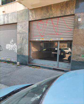 Unità immobiliare ad uso negozio posta al piano T, è composta da 2 ambienti contigui, il negozio ed il retro con bagno. E' accessibile da Via Asuncion tramite porta in metallo con vetrina, i locali si sviluppano prevalentemente lungo l'asse nord - sud ma sono orientati a nord. Identificativi Catastali [N.C.E.U.] Unità Commerciale cat. C/1 foglio 1423 part. 213 sub 46. Sup. 53 mq catastali. Lotto Libero, Piena Proprietà.