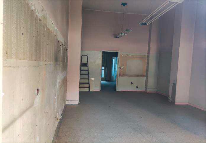 Unità immobiliare ad uso negozio posta al piano T, è composta da 2 ambienti contigui, il negozio ed il retro con bagno. E' accessibile da Via Asuncion tramite porta in metallo con vetrina, i locali si sviluppano prevalentemente lungo l'asse nord - sud ma sono orientati a nord. Identificativi Catastali [N.C.E.U.] Unità Commerciale cat. C/1 foglio 1423 part. 213 sub 46. Sup. 53 mq catastali. Lotto Libero, Piena Proprietà.