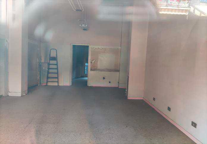 Unità immobiliare ad uso negozio posta al piano T, è composta da 2 ambienti contigui, il negozio ed il retro con bagno. E' accessibile da Via Asuncion tramite porta in metallo con vetrina, i locali si sviluppano prevalentemente lungo l'asse nord - sud ma sono orientati a nord. Identificativi Catastali [N.C.E.U.] Unità Commerciale cat. C/1 foglio 1423 part. 213 sub 46. Sup. 53 mq catastali. Lotto Libero, Piena Proprietà.