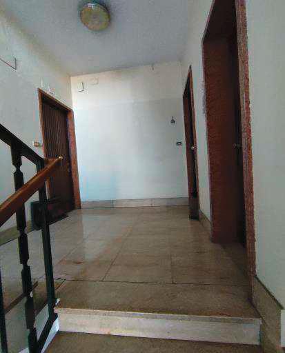 Unità immobiliare ad uso abitazione posta al piano secondo, raggiungibile da vano scale e ascensore, composta da 3,5 vani catastali. Internamente composto da un ingresso con corridoio, 2 camere, cucinino, un bagno e balcone. Affaccia su Via Poirino, con orientamento a sud. La localizzazione zona è normale, la tipologia è economica, lo stato manutentivo dell'edificio è considerato normale. Lo stato manutentivo dell'unità immobiliare  scadente come da evidenze del sopralluogo interno + Cantina piano S1 int.13 e Cantina piano S1 int.15. Identificativi Catastali [N.C.E.U.] U. Res. cat. A3 foglio 1423 part. 215 sub 32  U. Sec. cat. C/2 foglio 1423 part. 215 sub 33 U. Sec. cat. C/2 foglio 1423 part. 215 sub 31. Sup. 53 mq catastali 7 mq catastali  7 mq catastali. Lotto Libero, Piena Proprietà.
