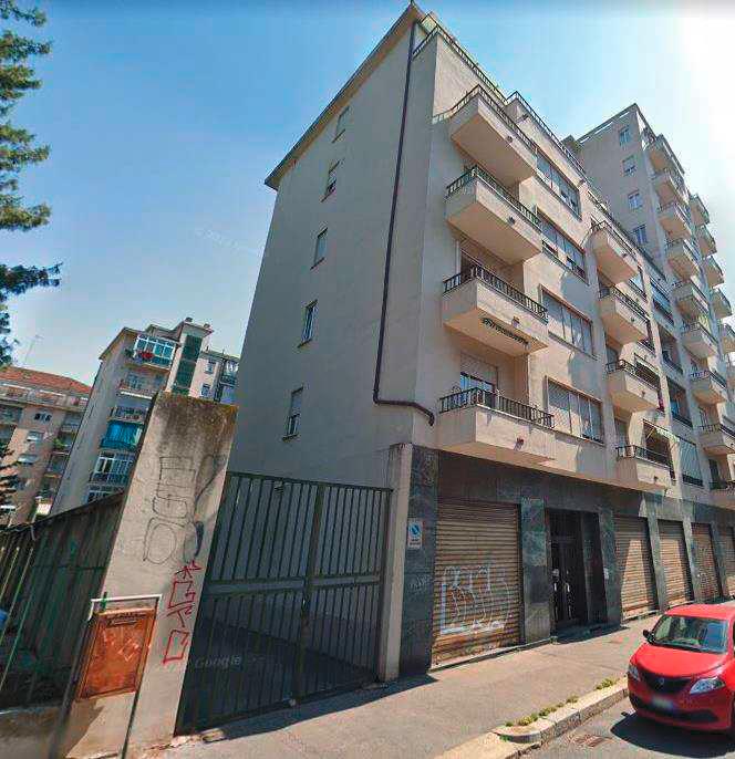 Unità immobiliare ad uso abitazione posta al piano secondo, raggiungibile da vano scale e ascensore, composta da 3,5 vani catastali. Internamente composto da un ingresso con corridoio, 2 camere, cucinino, un bagno e balcone. Affaccia su Via Poirino, con orientamento a sud. La localizzazione zona è normale, la tipologia è economica, lo stato manutentivo dell'edificio è considerato normale. Lo stato manutentivo dell'unità immobiliare  scadente come da evidenze del sopralluogo interno + Cantina piano S1 int.13 e Cantina piano S1 int.15. Identificativi Catastali [N.C.E.U.] U. Res. cat. A3 foglio 1423 part. 215 sub 32  U. Sec. cat. C/2 foglio 1423 part. 215 sub 33 U. Sec. cat. C/2 foglio 1423 part. 215 sub 31. Sup. 53 mq catastali 7 mq catastali  7 mq catastali. Lotto Libero, Piena Proprietà.