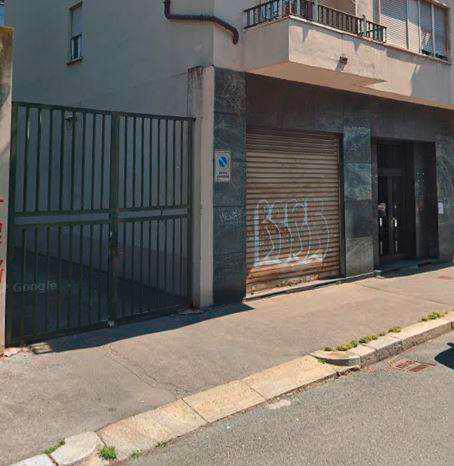 Unità immobiliare ad uso abitazione posta al piano secondo, raggiungibile da vano scale e ascensore, composta da 3,5 vani catastali. Internamente composto da un ingresso con corridoio, 2 camere, cucinino, un bagno e balcone. Affaccia su Via Poirino, con orientamento a sud. La localizzazione zona è normale, la tipologia è economica, lo stato manutentivo dell'edificio è considerato normale. Lo stato manutentivo dell'unità immobiliare  scadente come da evidenze del sopralluogo interno + Cantina piano S1 int.13 e Cantina piano S1 int.15. Identificativi Catastali [N.C.E.U.] U. Res. cat. A3 foglio 1423 part. 215 sub 32  U. Sec. cat. C/2 foglio 1423 part. 215 sub 33 U. Sec. cat. C/2 foglio 1423 part. 215 sub 31. Sup. 53 mq catastali 7 mq catastali  7 mq catastali. Lotto Libero, Piena Proprietà.