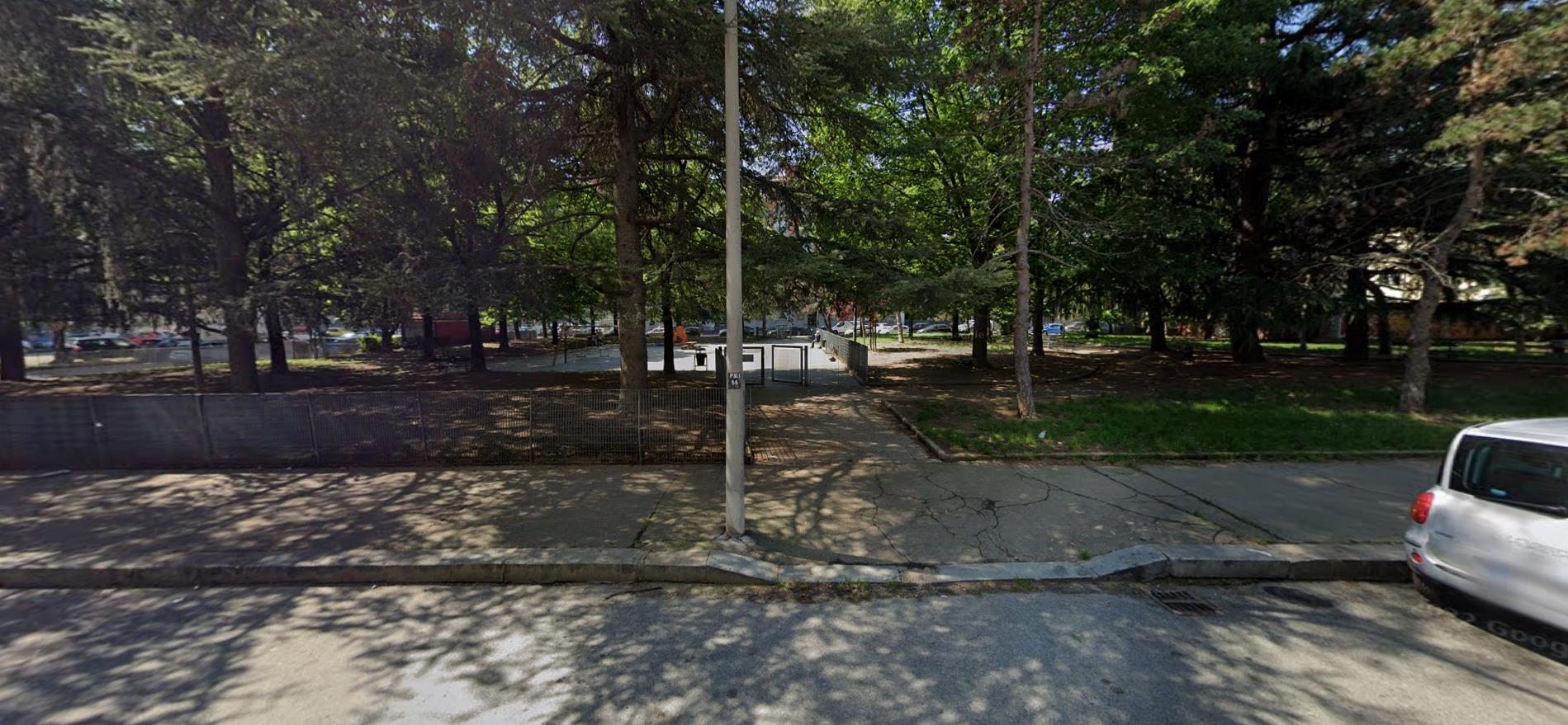Unità immobiliare ad uso abitazione posta al piano secondo, raggiungibile da vano scale e ascensore, composta da 3,5 vani catastali. Internamente composto da un ingresso con corridoio, 2 camere, cucinino, un bagno e balcone. Affaccia su Via Poirino, con orientamento a sud. La localizzazione zona è normale, la tipologia è economica, lo stato manutentivo dell'edificio è considerato normale. Lo stato manutentivo dell'unità immobiliare  scadente come da evidenze del sopralluogo interno + Cantina piano S1 int.13 e Cantina piano S1 int.15. Identificativi Catastali [N.C.E.U.] U. Res. cat. A3 foglio 1423 part. 215 sub 32  U. Sec. cat. C/2 foglio 1423 part. 215 sub 33 U. Sec. cat. C/2 foglio 1423 part. 215 sub 31. Sup. 53 mq catastali 7 mq catastali  7 mq catastali. Lotto Libero, Piena Proprietà.