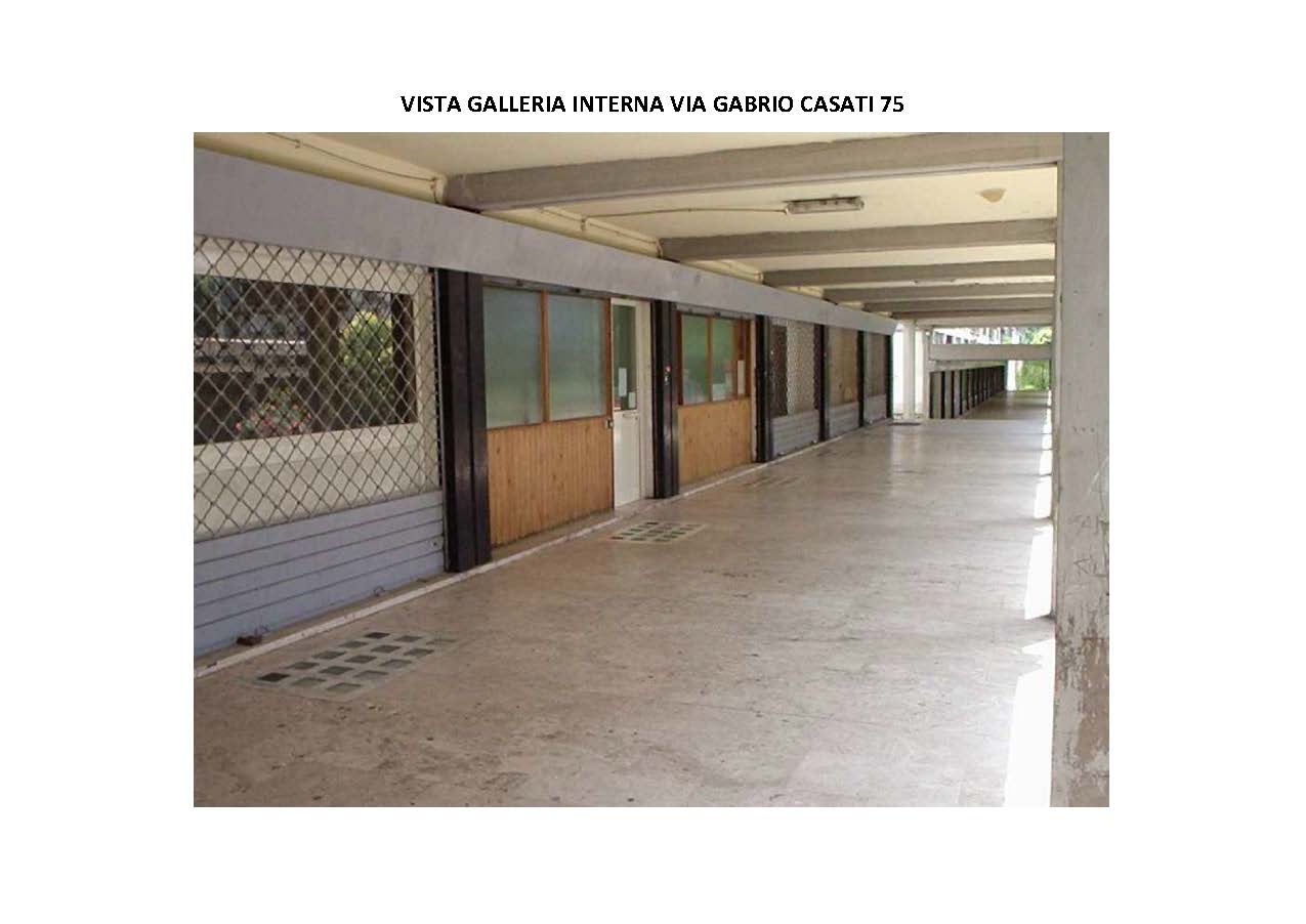 Locale commerciale composto da tre ambienti al piano terra, da un unico ambiente e servizi al piano seminterrato. Identificativi Catastali [N.C.E.U.] Unità Commerciale cat. C/1 foglio 262 part. 38 sub 6 . Sup. mq (arr) mq catastali 114. Lotto libero.